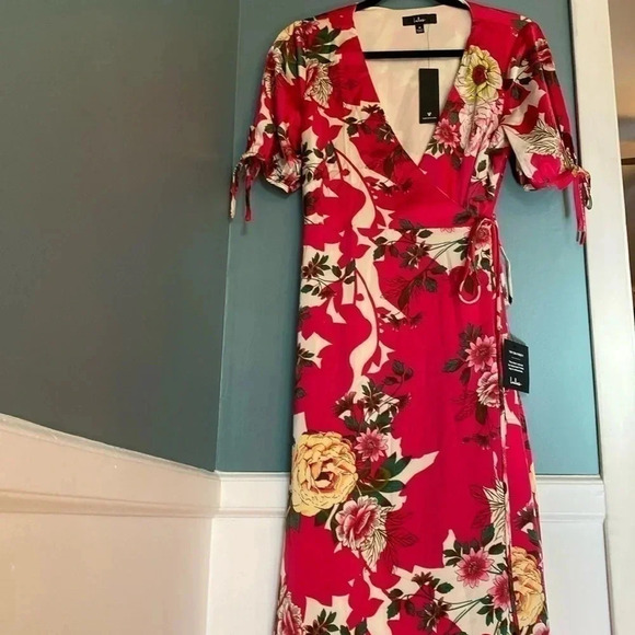 Lulus Dresses & Skirts - Lulus NWT pink short sleeve wrap dress- floral pattern - size medium